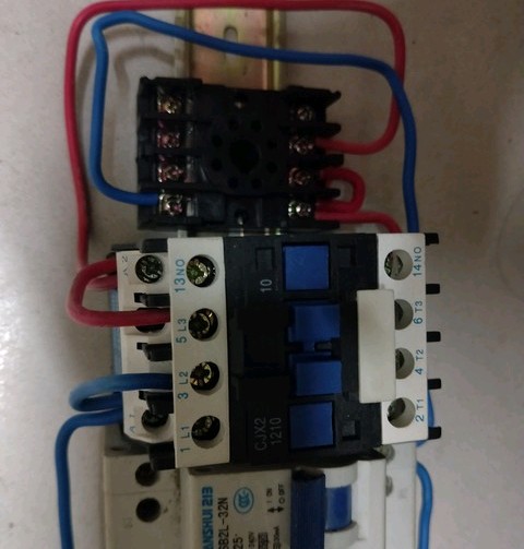 交流接触器A1A2接线原则_交流接触器 端子图_交流接触器A2端子接火线原因